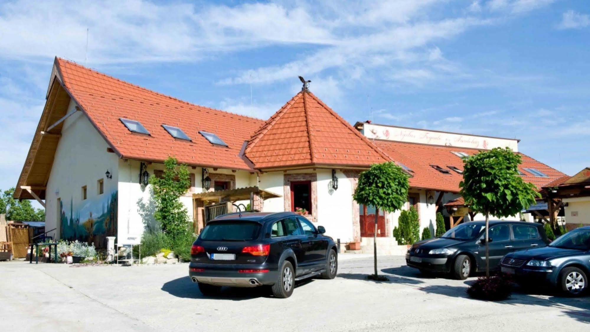 Nyilas Fogado Hotel Nyíregyháza Eksteriør billede